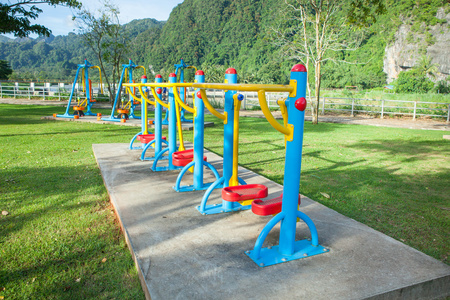 健身器材在公共公园在早上在泰国